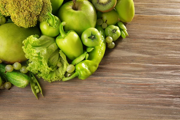 Comida verde fresca sobre fondo de madera — Foto de Stock