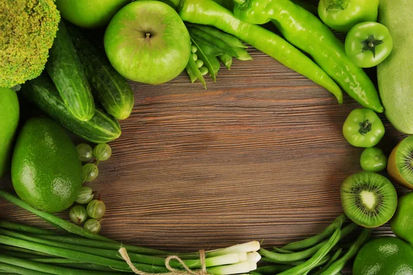 Frisches grünes Essen auf Holzgrund — Stockfoto