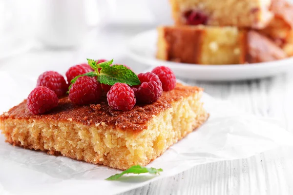 Tarte fraîche à la framboise sur parchemin sur table en bois, gros plan — Photo