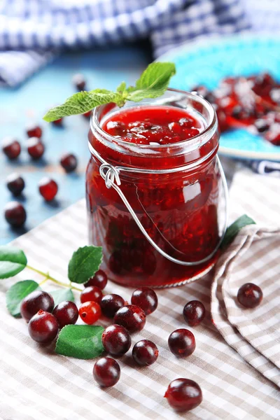 Vasetto di marmellata di uva spina su tavolo di legno primo piano — Foto Stock