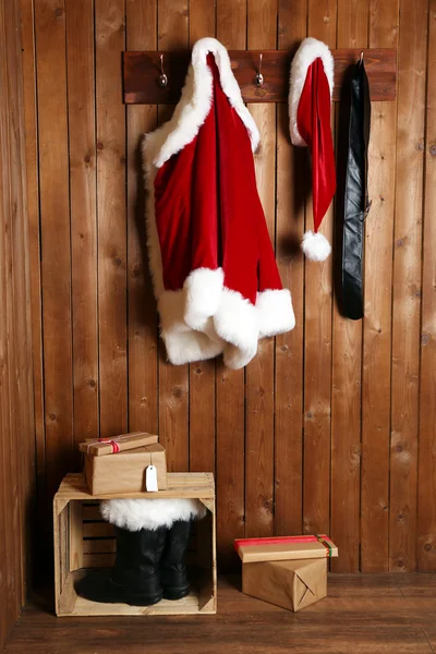 Costume de Père Noël sur mur en bois — Photo