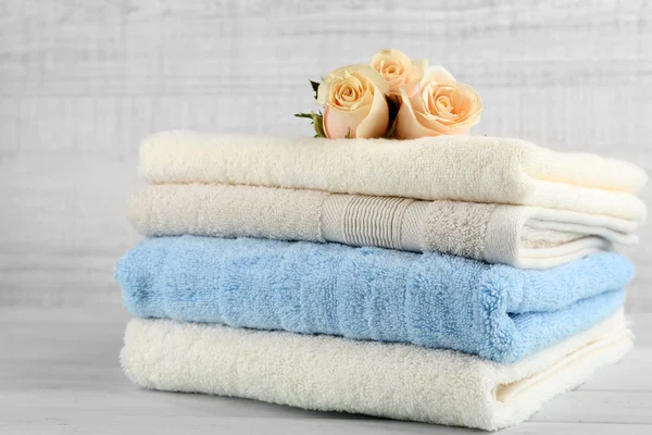 Στοίβα πολύχρωμες πετσέτες — Φωτογραφία Αρχείου