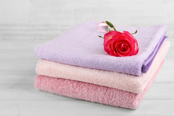 Pila di asciugamani colorati — Foto Stock