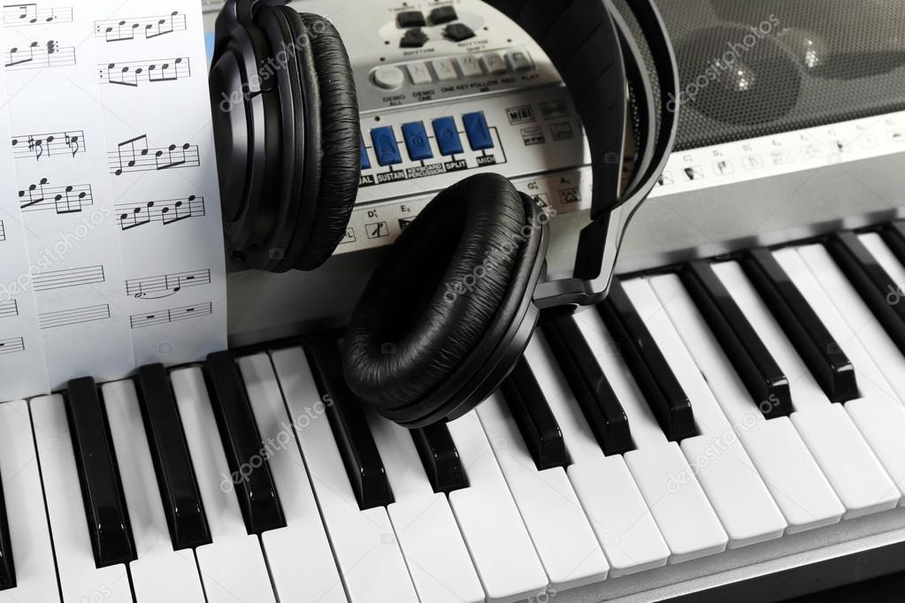 Headphones with microphone on synthesizer