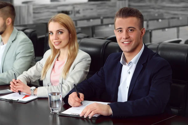 Affärsmän som arbetar i konferensrum — Stockfoto