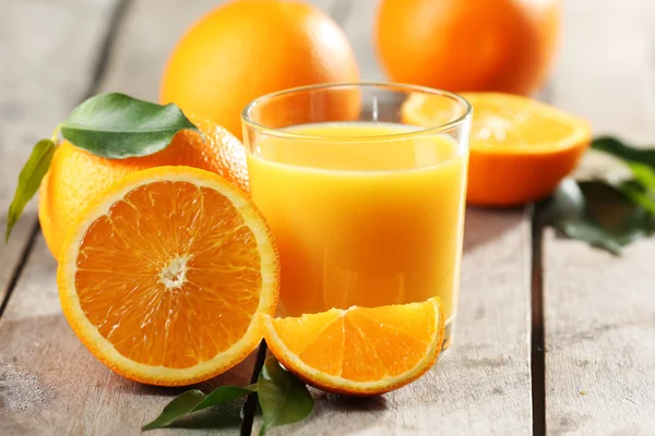 Orangensaft auf dem Tisch in Großaufnahme — Stockfoto