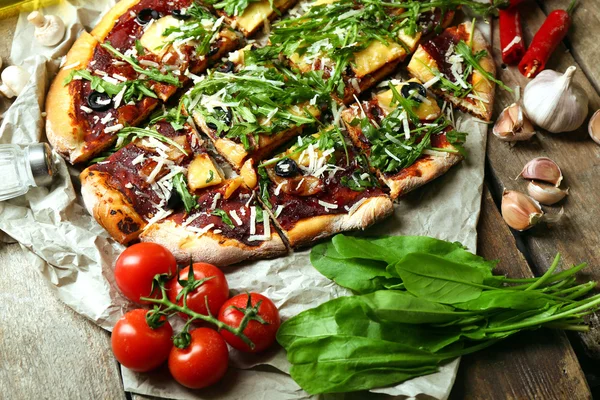 Sabrosa pizza con verduras en la mesa de cerca — Foto de Stock