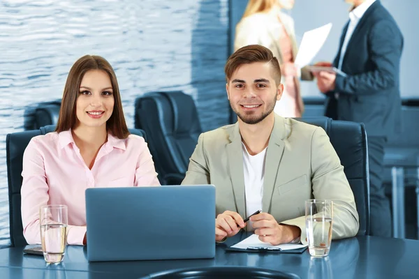 Geschäftsleute arbeiten im Konferenzraum — Stockfoto