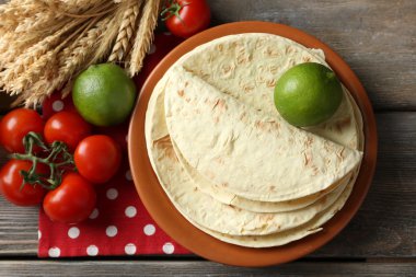 un tortilla ve sebze