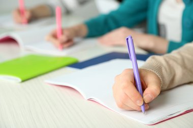 Eller öğrencilerin okulda, yakın çekim