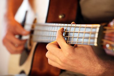 genç adam akustik gitar çalmaya yakın çekim