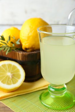 Limon suyu ve dilimlenmiş limon