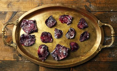 Şekerli gül yaprakları şekerlenmiş