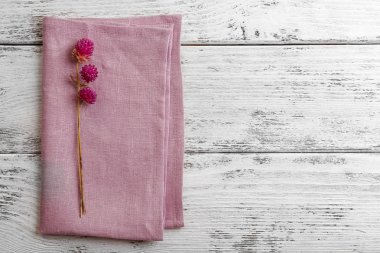 Peçete üzerinde güzel kuru çiçekler