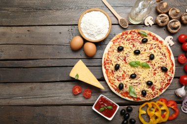 Pizza malzemelerini masaya yakın koyun.