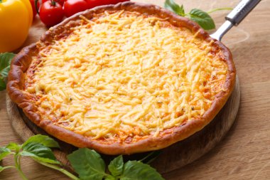 Sebzeli peynirli pizza