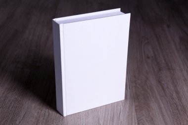 Ahşap zemin üzerine boş kitap