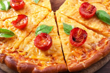 peynirli pizza fesleğen ve kiraz domates ile