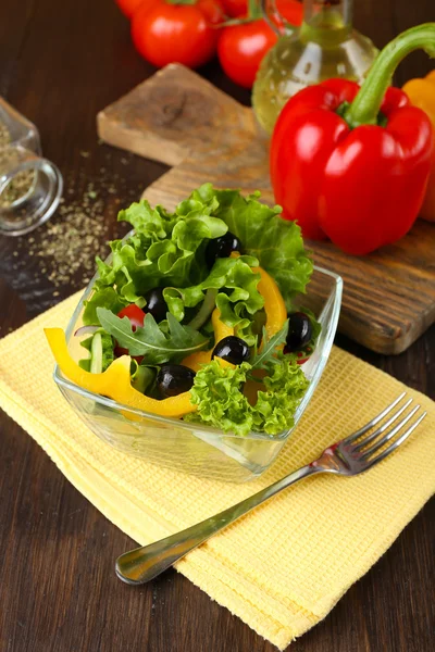 Ensalada de verduras frescas en tazón en la mesa de cerca — Foto de Stock