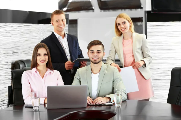 Geschäftsleute arbeiten im Konferenzraum — Stockfoto