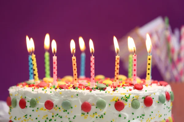 Bolo de aniversário com velas — Fotografia de Stock