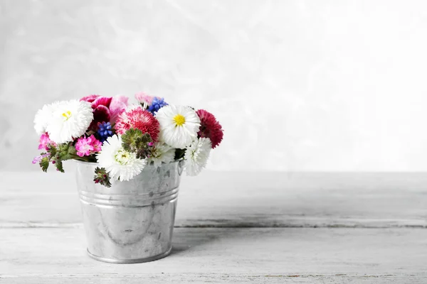 Bunte Frühlingsblumen auf hellem Hintergrund — Stockfoto