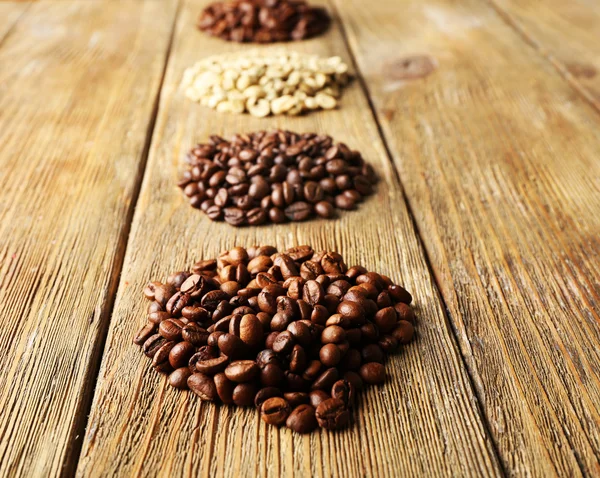 Coffee beans on wooden background — Stock Photo, Image