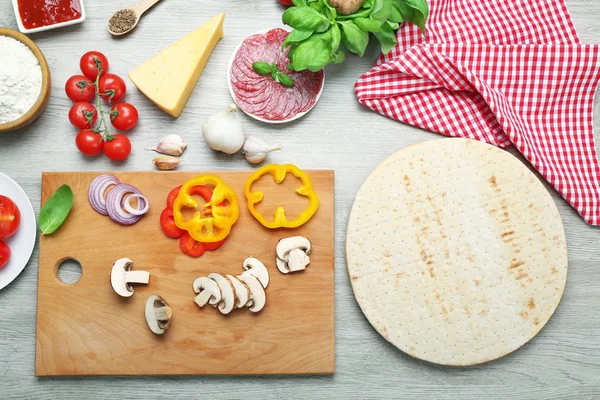 Mat ingredienser för pizza på bordet närbild — Stockfoto