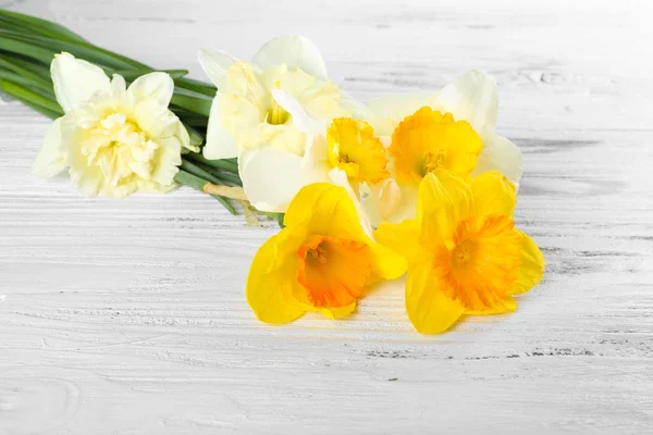 Fresh narcissus flowers on wooden background — Stock Photo, Image