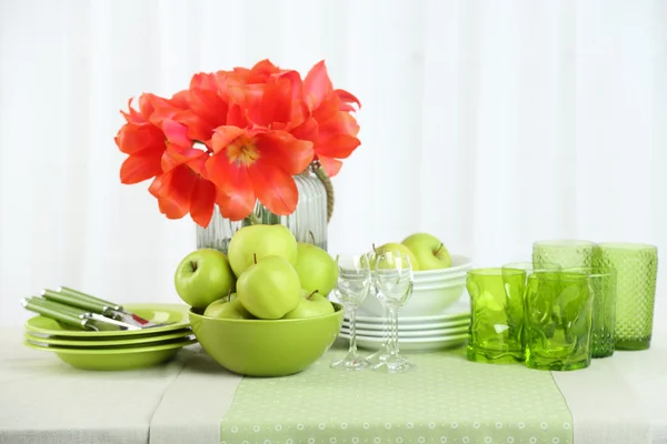 Bunte Tischdekorationen und Tulpenblumen — Stockfoto