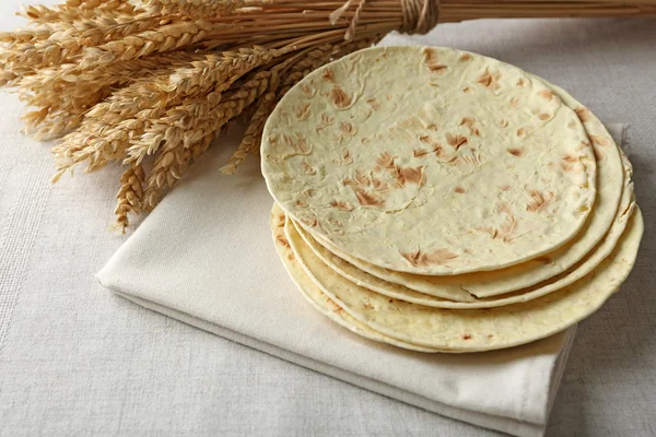 Pilha de tortilla de farinha de trigo integral caseira no guardanapo, no fundo claro — Fotografia de Stock