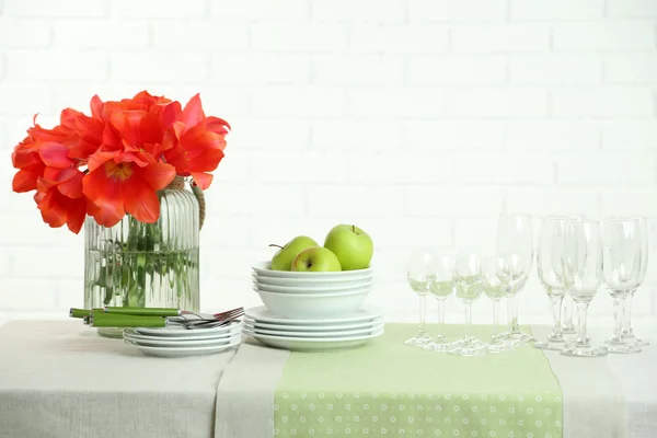 Ajustes de mesa y flores de tulipán en jarrón —  Fotos de Stock