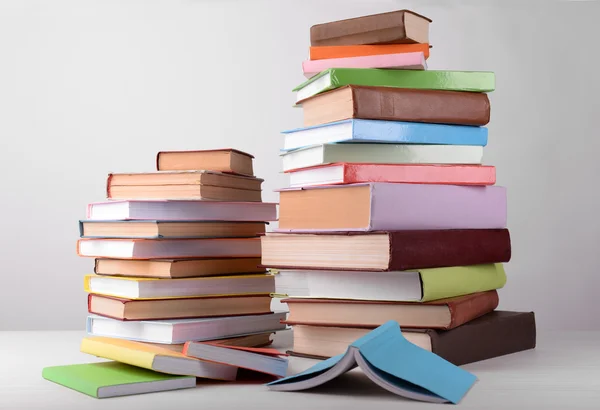 Heap de livros sobre fundo cinza — Fotografia de Stock