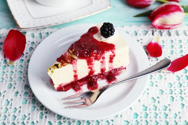 Leckeres Stück Käsekuchen mit Beerensauce auf Teller aus nächster Nähe — Stockfoto