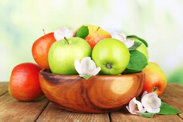Fresh apples with apple blossom in bowl — Stock Photo, Image