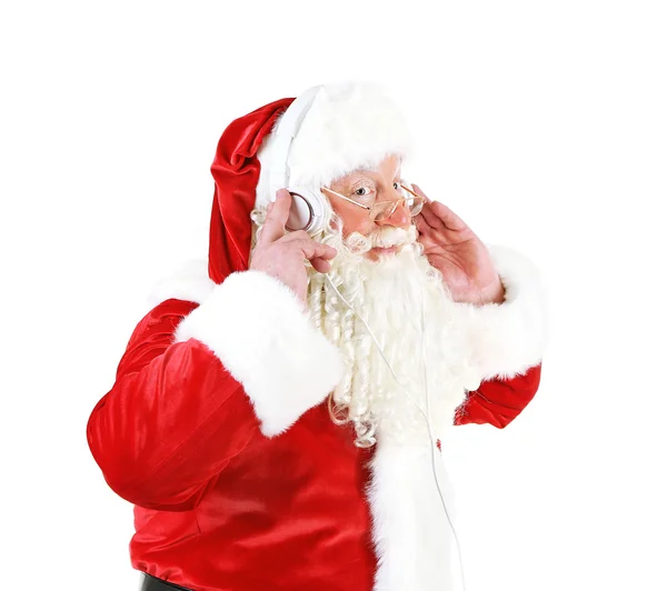 Санта-Клаус с наушниками, слушающими музыку, изолированный на белом фоне — стоковое фото
