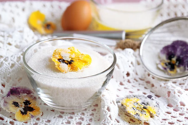 Göra kanderad violett blommor med äggvitor och socker — Stockfoto