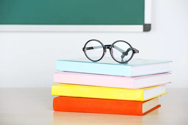 Bücherhaufen und Brillen — Stockfoto