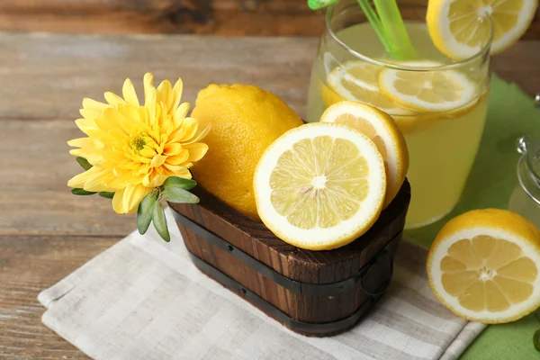 Natureza morta com suco de limão e limões fatiados — Fotografia de Stock