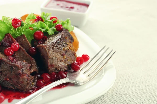 Carne assada saborosa com molho de cranberry — Fotografia de Stock