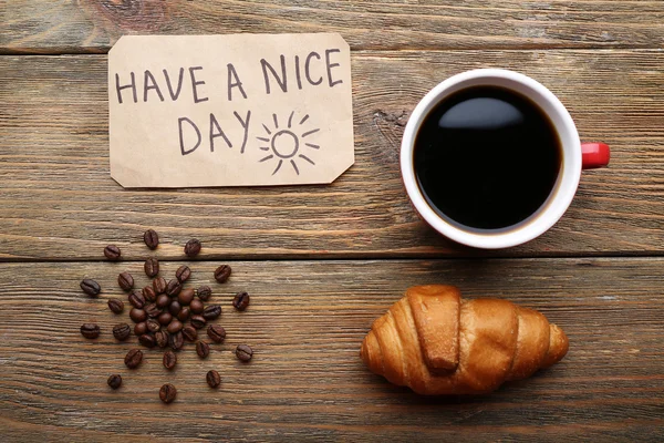 コーヒーと新鮮なクロワッサンのカップ — ストック写真