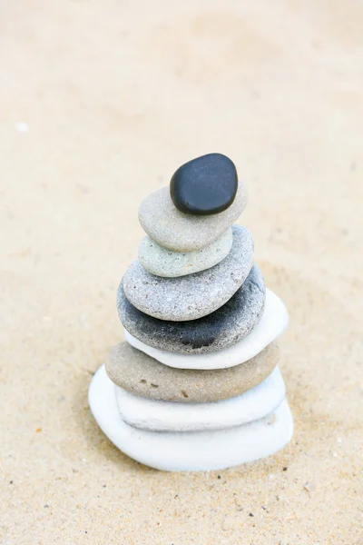 Дзен камни баланс спа на пляже — стоковое фото