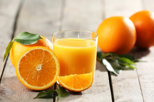 Sumo de laranja na mesa — Fotografia de Stock