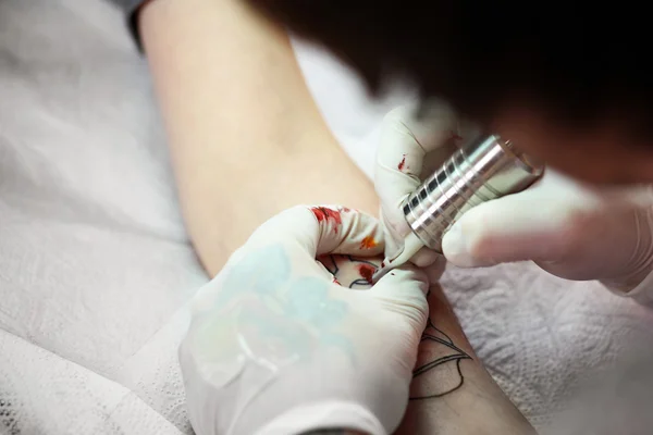 Tattoo artist at work, close-up — Stock Photo, Image