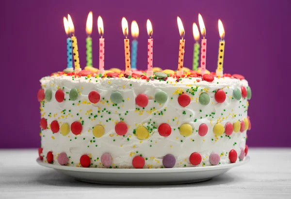 Tort urodzinowy ze świecami — Zdjęcie stockowe