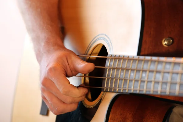 Jovem tocando na guitarra acústica de perto — Fotografia de Stock