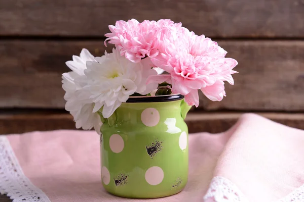 Hermosos crisantemos en jarra —  Fotos de Stock