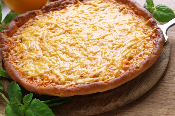 Sabrosa pizza de queso en la mesa —  Fotos de Stock
