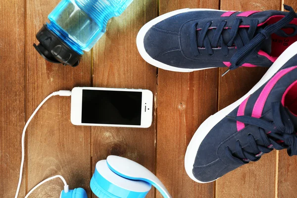 Zapatillas deportivas con botella de agua y auriculares —  Fotos de Stock