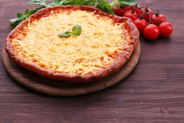 Сирна піца з вишневими помідорами — стокове фото